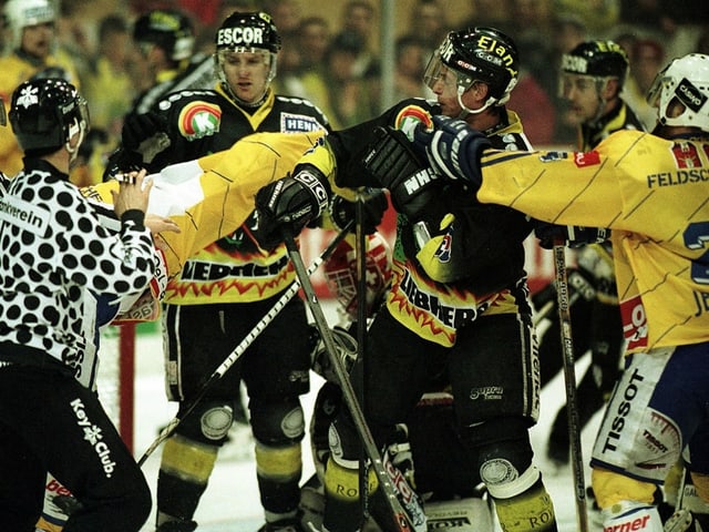 Action-Szene aus einem früheren Eishockeyspiel. Action-Szene aus einem früheren Eishockeyspiel.