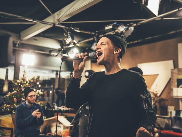 Dabu Bucher von Dabu Fantastic überbringt den neuen Spendenstand in einen Rap verpackt. Bereits sind 3’183’768 Franken zusammengekommen!