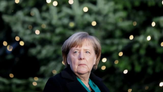 Symbolbild: Merkel von einem beleuchteten Tannenbaum Symbolbild: Merkel von einem beleuchteten Tannenbaum