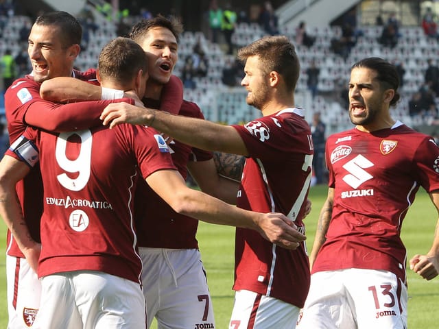 Ricardo Rodriguez bejubelt ein Tor seiner Mannschaft.