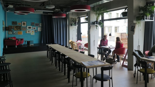 Gemeinschaftsraum mit langem Tisch. Gemeinschaftsraum mit langem Tisch.