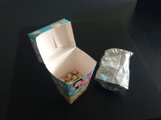 Offene Verpackung mit wenig Popcorn.