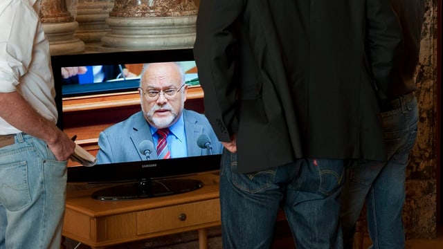 Nationalrat Ruedi Lustenberger auf einem Fernsehschirm.