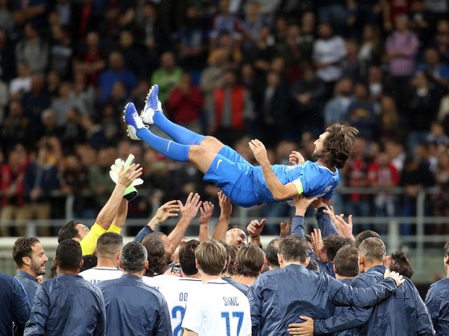 Andrea Pirlo wird auf Händen getragen. Andrea Pirlo wird auf Händen getragen.