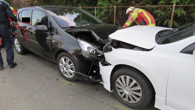 Zwei Autos, welche frontal kollidierten Zwei Autos, welche frontal kollidierten