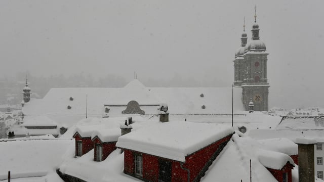 Winterlandschaft mit Neuschnee auf den Hausdächern. Winterlandschaft mit Neuschnee auf den Hausdächern.