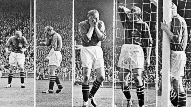 Fünf Bilder von Bert Trautmann, der sich auch dem Fussballfeld ständig am Nacken oder Kopf hält. Fünf Bilder von Bert Trautmann, der sich auch dem Fussballfeld ständig am Nacken oder Kopf hält.