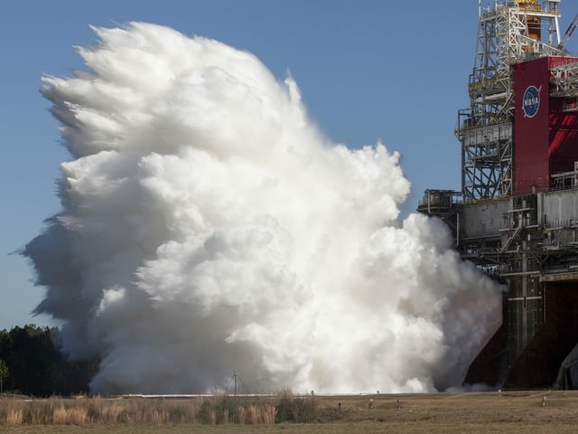 Die Triebwerke der künftigen Nasa-Mondrakete wurden im Stennis Space Center im Bundesstaat Mississippi erfolgreich getestet Die Triebwerke der künftigen Nasa-Mondrakete wurden im Stennis Space Center im Bundesstaat Mississippi erfolgreich getestet