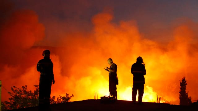 Kroatische Feuerwehrmänner stehen rund um die Uhr im Einsatz. Kroatische Feuerwehrmänner stehen rund um die Uhr im Einsatz.