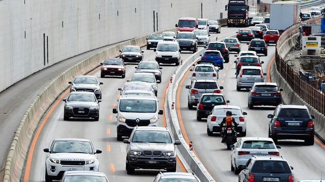 Dichter Verkehr auf einem Abschnitt der Zürcher Nordumfahrung Dichter Verkehr auf einem Abschnitt der Zürcher Nordumfahrung