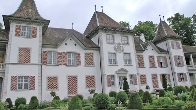 Schloss von aussen mit dem Garten im Vordergrund. Schloss von aussen mit dem Garten im Vordergrund.