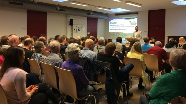 Viele Leute an der Gemeindeversammlung in Fisibach Viele Leute an der Gemeindeversammlung in Fisibach