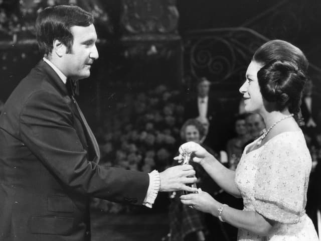 Don Kirschner erhält von Princess Margaret einen Award auf einer Bühne. Don Kirschner erhält von Princess Margaret einen Award auf einer Bühne.