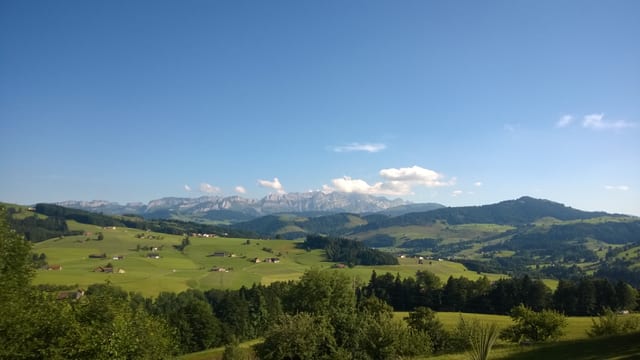 Fast wolkenlos Ostschweiz, nur der Säntis versteckt sich hinter eine Quellwolke. Fast wolkenlos Ostschweiz, nur der Säntis versteckt sich hinter eine Quellwolke.