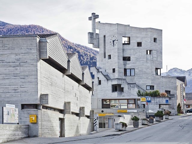 Eine Kirche aus Beton: Glatte Fassade mit wenigen Einbuchtungen als Fenster. Eine Kirche aus Beton: Glatte Fassade mit wenigen Einbuchtungen als Fenster.