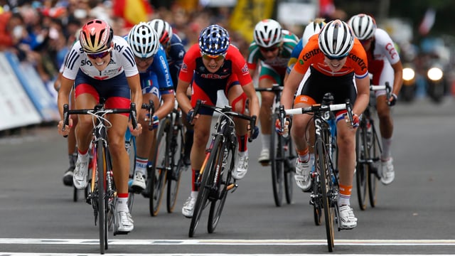 Elizabeth Armitstead (l.) überquert die Ziellinie knapp vor ihren Konkurrentinnen. Elizabeth Armitstead (l.) überquert die Ziellinie knapp vor ihren Konkurrentinnen.