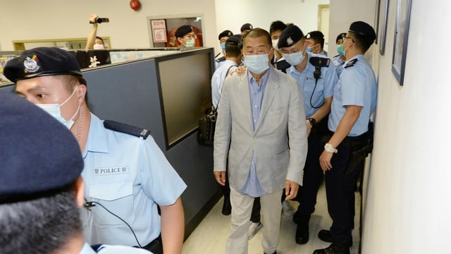 Jimmy Lai wird in den Redaktionsräumen der «Apple Daily» von Beamten abgeführt. Jimmy Lai wird in den Redaktionsräumen der «Apple Daily» von Beamten abgeführt.