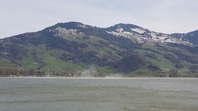 Der Föhn peitscht das Wasser auf dem Lauerzersee auf. Der Föhn peitscht das Wasser auf dem Lauerzersee auf.