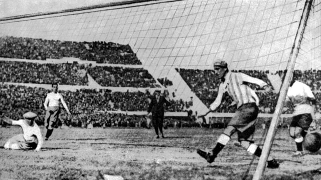 Uruguay geht gegen Argentinien 1:0 in Führung. Uruguay geht gegen Argentinien 1:0 in Führung.