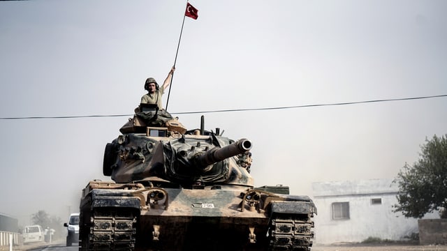 Ein türkischer Panzer beim Einmarsch der türkischen Truppen nach Syrien im August 2016. Ein Soldat schaut aus dem Panzer. Ein türkischer Panzer beim Einmarsch der türkischen Truppen nach Syrien im August 2016. Ein Soldat schaut aus dem Panzer.