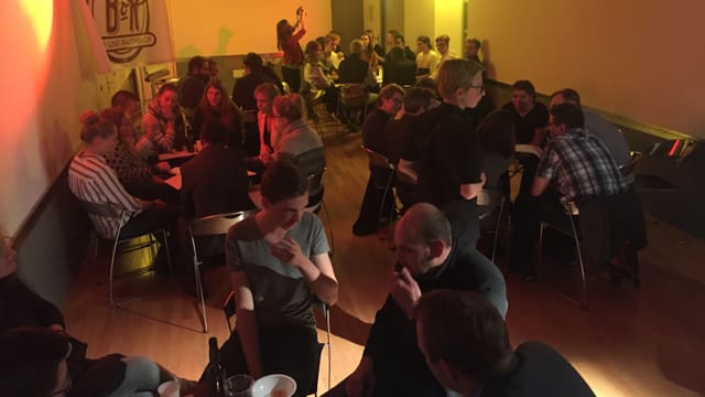 Viele Leute in einem Raum Viele Leute in einem Raum