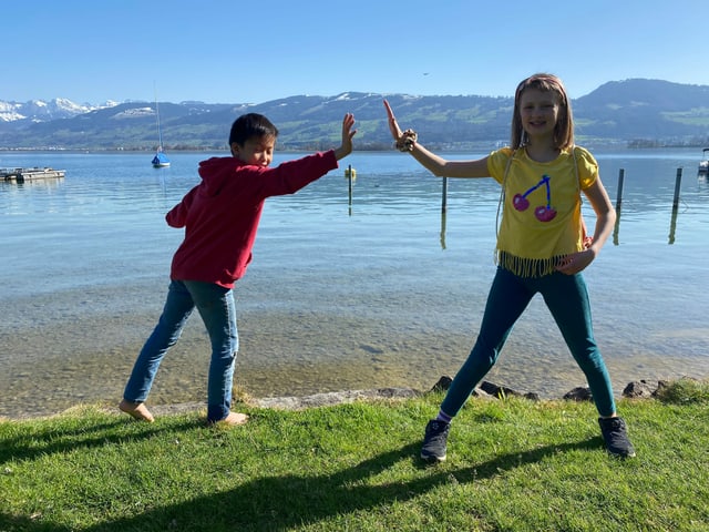 Patrik und Ylva geben sich ein High five mit Abstand. Patrik und Ylva geben sich ein High five mit Abstand.