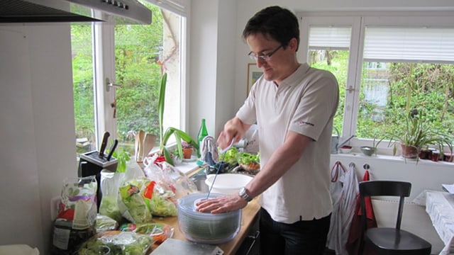 Espresso-Redaktor Tobias Fischer bedient eine Salatschleuder Espresso-Redaktor Tobias Fischer bedient eine Salatschleuder