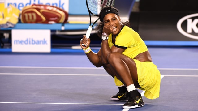 Serena Williams ballt kniend die Faust. Serena Williams ballt kniend die Faust.
