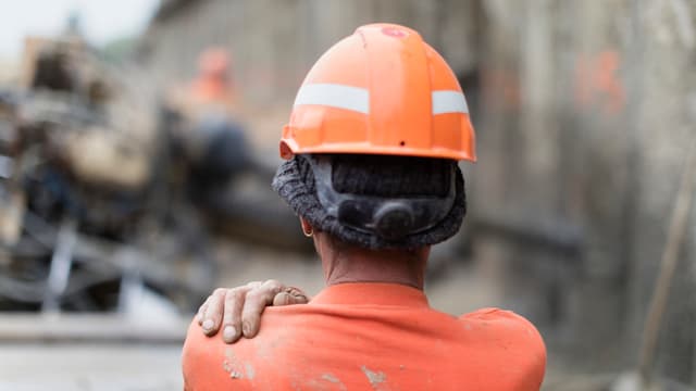 Bauarbeiter mit Helm Bauarbeiter mit Helm