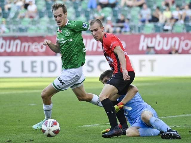 Fabian Schubert im Zweikampf mit einem Münsingen-Spieler. Fabian Schubert im Zweikampf mit einem Münsingen-Spieler.