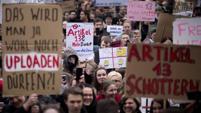 Demonstranten mit Plakaten. Demonstranten mit Plakaten.