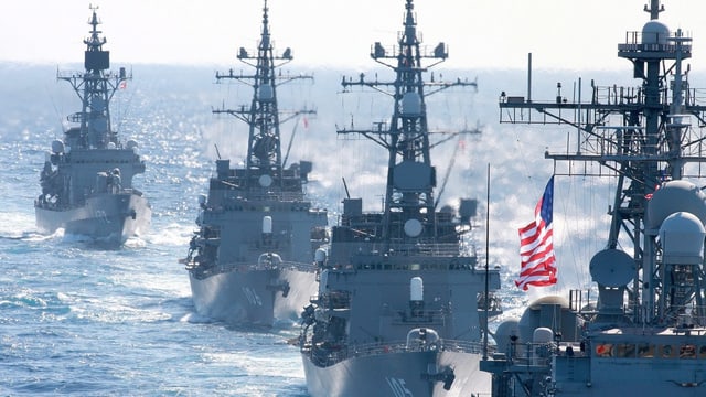 Japanische und US-amerikanische Kriegsschiffe vor der Pazifikinsel Okinawa. Japanische und US-amerikanische Kriegsschiffe vor der Pazifikinsel Okinawa.