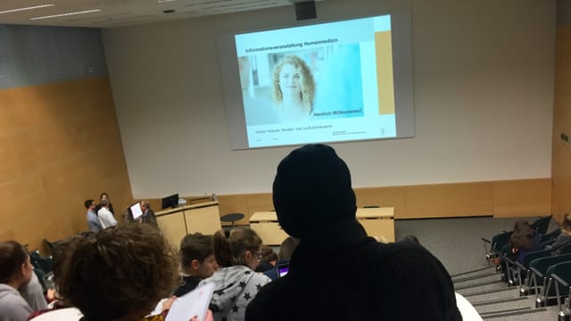 Was genau bietet der Medical Master in St. Gallen? Der Hörsaal am Kantonsspital war gut gefüllt. Was genau bietet der Medical Master in St. Gallen? Der Hörsaal am Kantonsspital war gut gefüllt.
