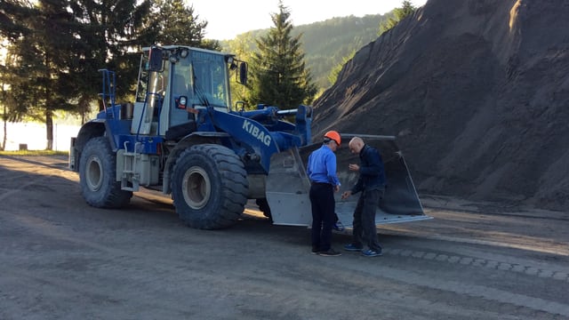 Reto Lipp vor Bagger in Kriesgrube Reto Lipp vor Bagger in Kriesgrube