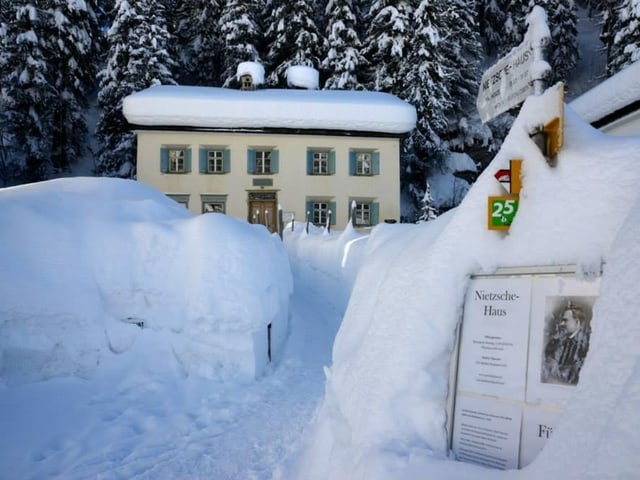 Das Nietzsche-Haus in Sils Maria von hohem Schnee umgeben. Das Nietzsche-Haus in Sils Maria von hohem Schnee umgeben.