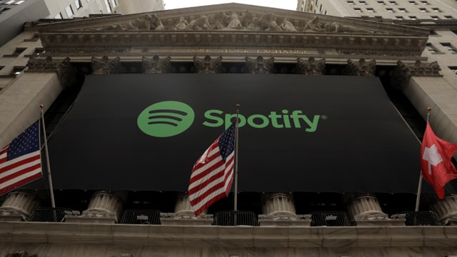 Schweizer Flagge hängt beim Spotify-Börsengang. Schweizer Flagge hängt beim Spotify-Börsengang.
