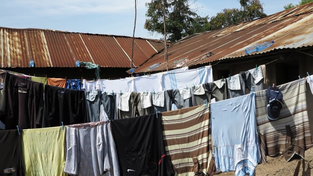 Gefüllte Wasserflaschen im Sonnenlicht auf Wellblechhütten im Nyalenda-Slum in Kisumu in Kenia. Gefüllte Wasserflaschen im Sonnenlicht auf Wellblechhütten im Nyalenda-Slum in Kisumu in Kenia.