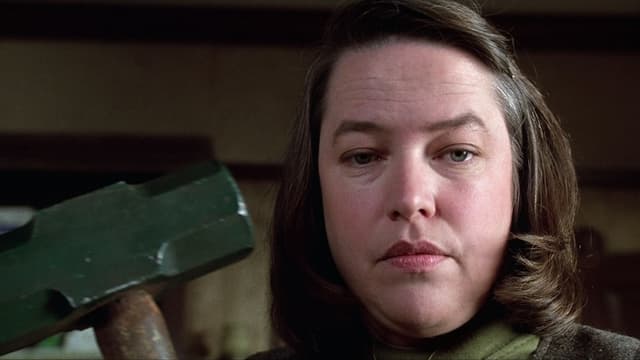 Kathy Bates mit dem Vorschlaghammer. Kathy Bates mit dem Vorschlaghammer.