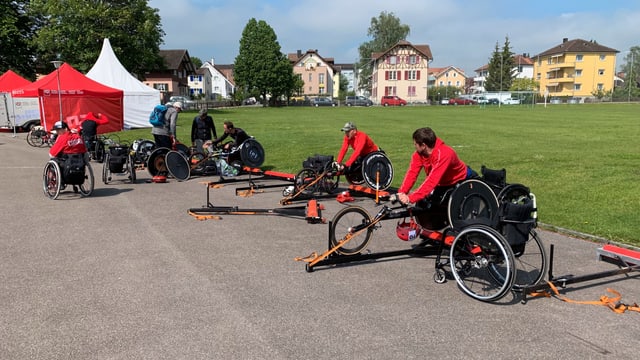 Rollstuhlsportler bereiten sich in Arbon auf den Wettkampf vor. Dritter von rechts Marcel Hug. Der erfolgreichste Rollstuhlsportler der Schweiz. Rollstuhlsportler bereiten sich in Arbon auf den Wettkampf vor. Dritter von rechts Marcel Hug. Der erfolgreichste Rollstuhlsportler der Schweiz.