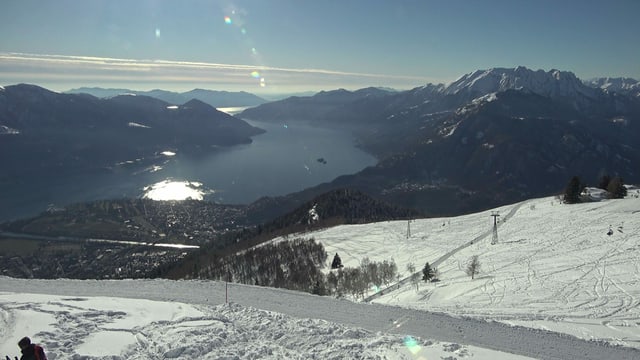 Blick von der schneebedeckten Cimetta, ob Locarno, auf den Lago Maggiore. Blick von der schneebedeckten Cimetta, ob Locarno, auf den Lago Maggiore.