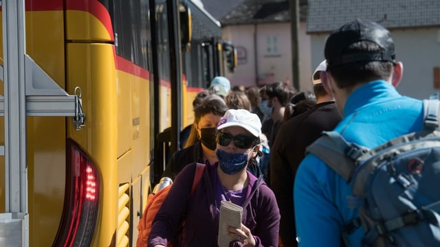 Das Postauto fährt schon dreifach im Verzascatal. Das Postauto fährt schon dreifach im Verzascatal.