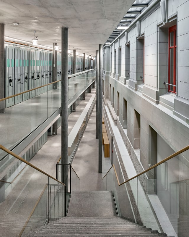 Innensicht in Gebäude: Treppen, Etagen, Fassade. Innensicht in Gebäude: Treppen, Etagen, Fassade.