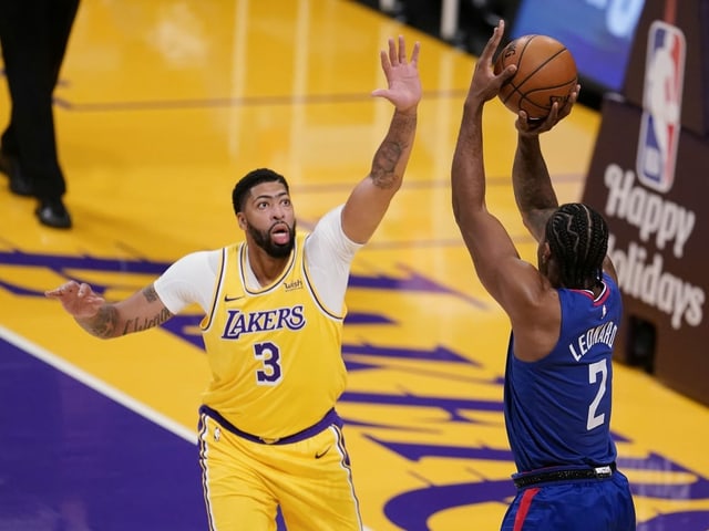 Lakers' Anthony Davies versucht Clippers' Kawhi Leonard zu blocken. Lakers' Anthony Davies versucht Clippers' Kawhi Leonard zu blocken.