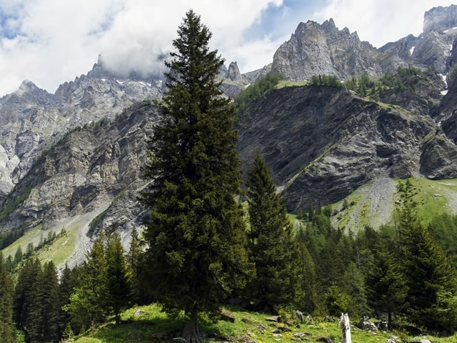 Eine erhabene Berglandschaft mit Wolken. Eine erhabene Berglandschaft mit Wolken.
