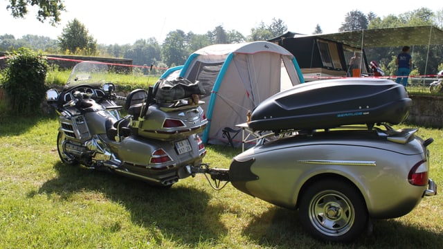 Goldwing mit Anhänger und französischem Schild Goldwing mit Anhänger und französischem Schild