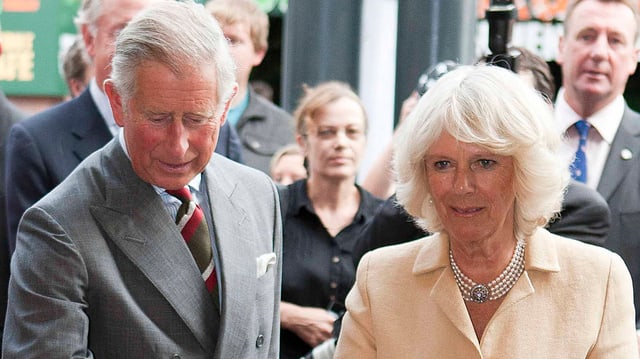 Charles und Camilla durchschneiden ein Band. Charles und Camilla durchschneiden ein Band.