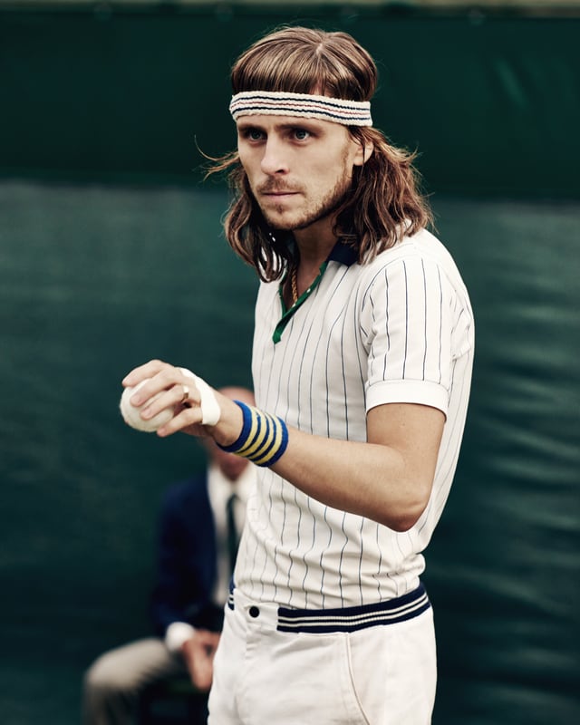 Sverrir Gudnason als servierender Björn Borg. Sverrir Gudnason als servierender Björn Borg.