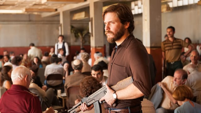 Der 27-jährige Terrorist Wilfried Böse, verkörpert vom 39-jährigen Schauspieler Daniel Brühl. Der 27-jährige Terrorist Wilfried Böse, verkörpert vom 39-jährigen Schauspieler Daniel Brühl.