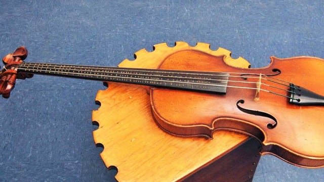 Bratsche mit dem Griffbrett eines Cellos. Auf dem Griffbrett sind kleine Metallnoppen angebracht. Bratsche mit dem Griffbrett eines Cellos. Auf dem Griffbrett sind kleine Metallnoppen angebracht.