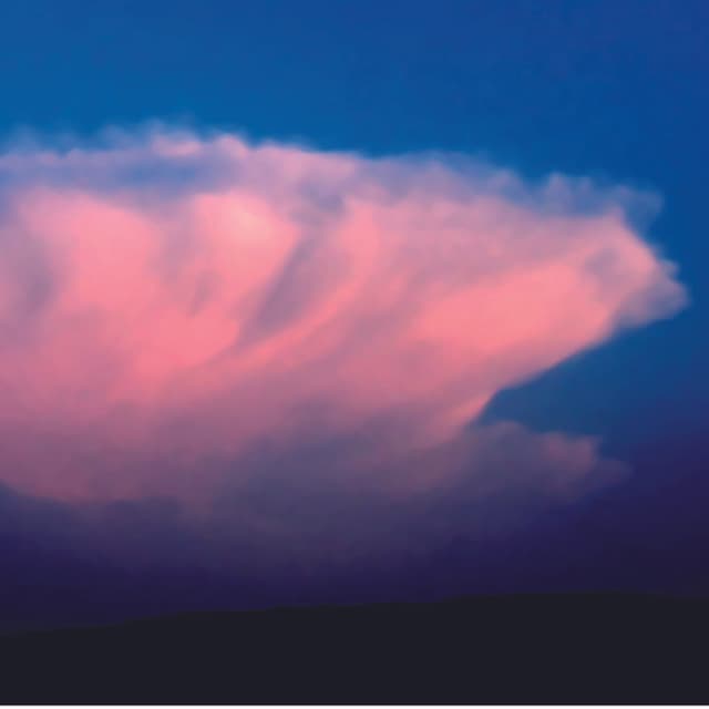 Eine aufgetürmte Wolke, die an ihrem oberen Ende auseinanderfliesst. Eine aufgetürmte Wolke, die an ihrem oberen Ende auseinanderfliesst.